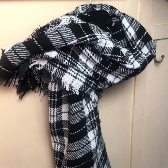 Black and white plaid blanket scarf - Picture 3 of 5